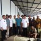 Arif Firmanto, Kepala Dispertahortbun Sumenep memimpin sidak ke gudang tembakau. (dik/ SJ foto)