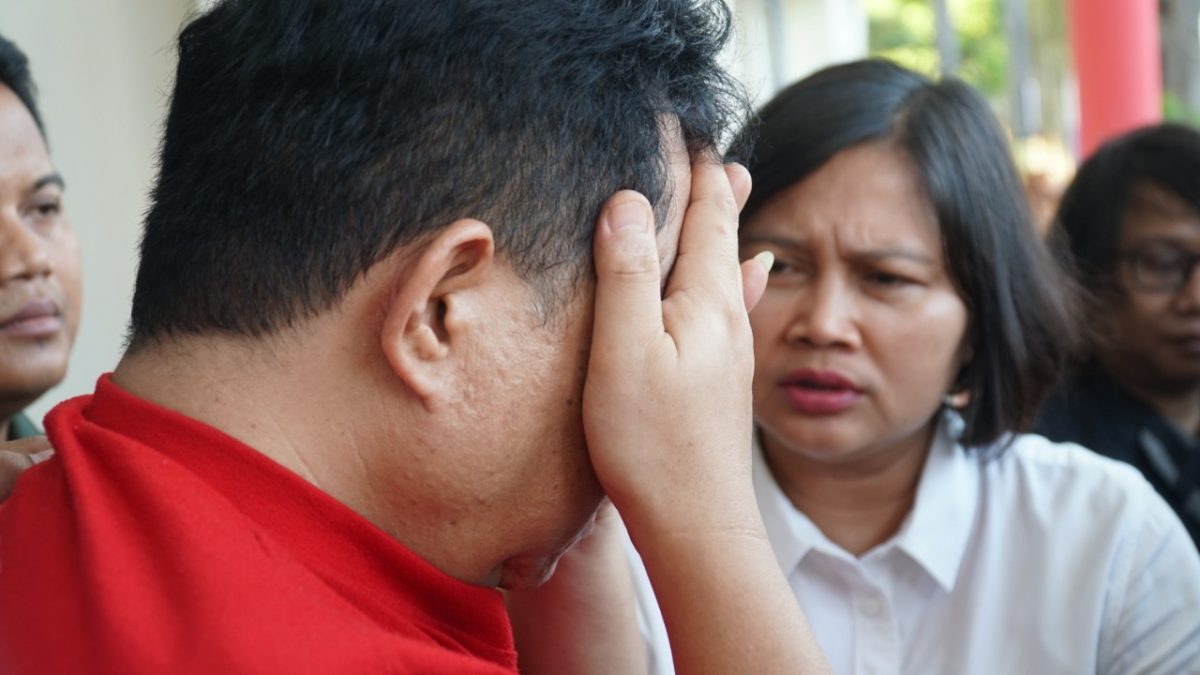 Pelaku diinterogasi petugas Unit PPA Satreskrim Polrestabes Surabaya. (Juli/ SJ foto)