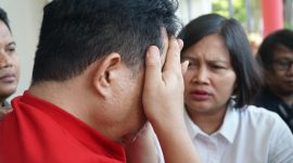 Pelaku diinterogasi petugas Unit PPA Satreskrim Polrestabes Surabaya. (Juli/ SJ foto)