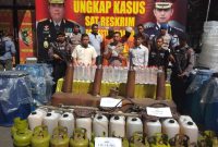 Polisi tunjukkan barang bukti arak. (Fahmi/ SJ foto)