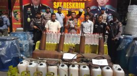 Polisi tunjukkan barang bukti arak. (Fahmi/ SJ foto)