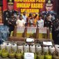 Polisi tunjukkan barang bukti arak. (Fahmi/ SJ foto)