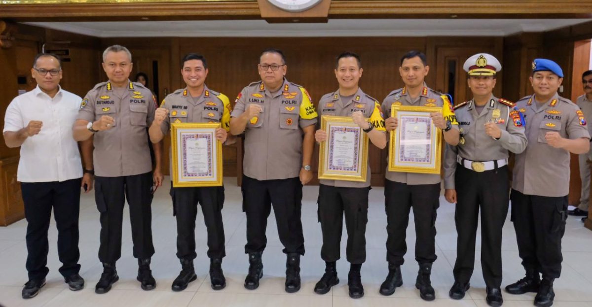 Kapolda Jatim berikan penghargaan kepada 3 Kapolres, Senin, 09/09/2019. (Fahmi/ SJ foto)