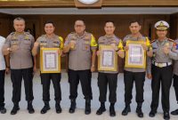 Kapolda Jatim berikan penghargaan kepada 3 Kapolres, Senin, 09/09/2019. (Fahmi/ SJ foto)