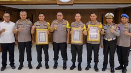 Kapolda Jatim berikan penghargaan kepada 3 Kapolres, Senin, 09/09/2019. (Fahmi/ SJ foto)