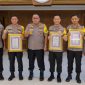 Kapolda Jatim berikan penghargaan kepada 3 Kapolres, Senin, 09/09/2019. (Fahmi/ SJ foto)