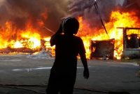 Petugas terus berupaya memadamkan api. (Fahmi/ SJ foto)