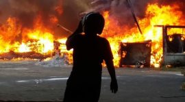 Petugas terus berupaya memadamkan api. (Fahmi/ SJ foto)