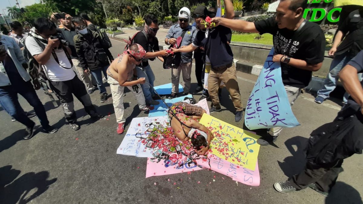 Wartawan se-Kabupaten Sidoarjo protes kekerasan pers yang terjadi di Makassar, Kamis, 26/09/2019. (Fahmi/ SJ foto)