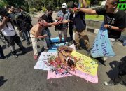 Wartawan Sidoarjo Protes Kekerasan Pers di Makassar Wartawan Sidoarjo Protes Kekerasan Pers di Makassar
