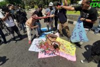 Wartawan se-Kabupaten Sidoarjo protes kekerasan pers yang terjadi di Makassar, Kamis, 26/09/2019. (Fahmi/ SJ foto)