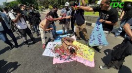 Wartawan se-Kabupaten Sidoarjo protes kekerasan pers yang terjadi di Makassar, Kamis, 26/09/2019. (Fahmi/ SJ foto)