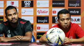 Pelatih interim Rasiman dan Fandri Imbiri dalam sesi jumpa pers jelang laga Madura United menghadapi Kalteng Putra. (foto: twitter madura united)