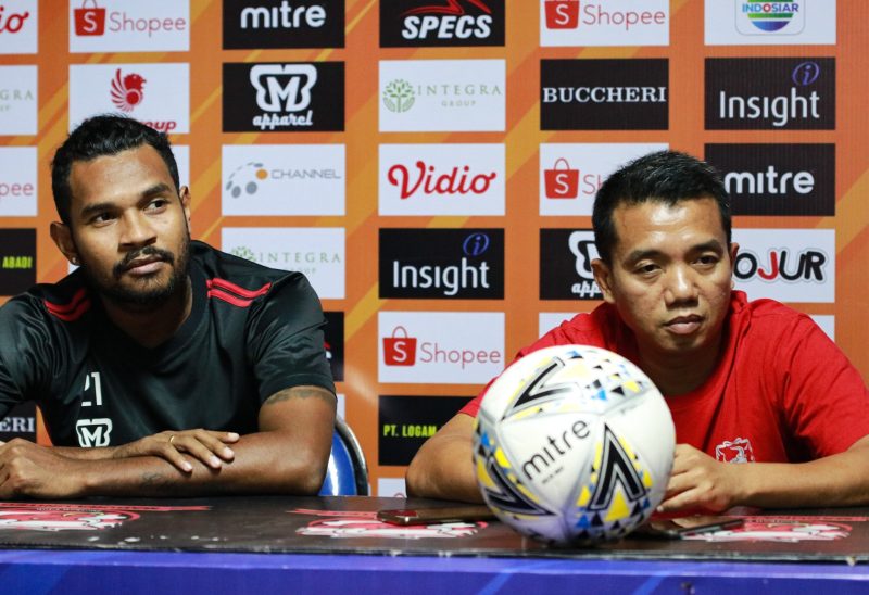 Pelatih interim Rasiman dan Fandri Imbiri dalam sesi jumpa pers jelang laga Madura United menghadapi Kalteng Putra. (foto: twitter madura united)