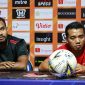 Pelatih interim Rasiman dan Fandri Imbiri dalam sesi jumpa pers jelang laga Madura United menghadapi Kalteng Putra. (foto: twitter madura united)