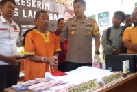 Polres Lamongan bongkar sindikat penipuan dengan modus mampu menggandakan uang. (Mahrus/ SJ Foto)