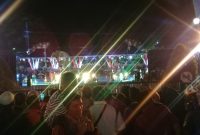 Seorang anak harus dipanggul agar dapat menonton pertunjukan pesta puncak hari jadi Sumenep yang ke-750, Minggu malam, 27/10/2019. (Didik/ SJ Foto)