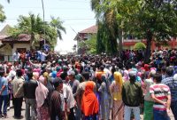 Warga Desa Juruan Laok dihadang polisi saat akan masuk ke Kantor DPRD Sumenep, Selasa, 08/10/2019. (Didik/ SJ Foto)