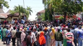 Warga Desa Juruan Laok dihadang polisi saat akan masuk ke Kantor DPRD Sumenep, Selasa, 08/10/2019. (Didik/ SJ Foto)