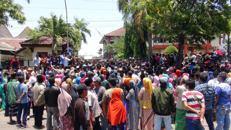 Warga Desa Juruan Laok dihadang polisi saat akan masuk ke Kantor DPRD Sumenep, Selasa, 08/10/2019. (Didik/ SJ Foto)