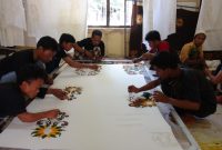 Puluhan pemuda semangat membuat kain batik di ruang pelatihan Pusat Inkubator Wirausaha STKIP Sumenep, Rabu, 09/10/2019. (Farin/ SJ Foto)