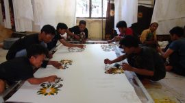 Puluhan pemuda semangat membuat kain batik di ruang pelatihan Pusat Inkubator Wirausaha STKIP Sumenep, Rabu, 09/10/2019. (Farin/ SJ Foto)