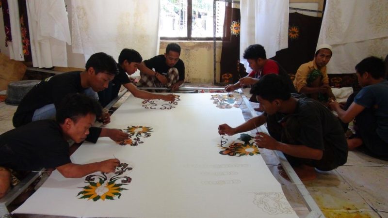 Puluhan pemuda semangat membuat kain batik di ruang pelatihan Pusat Inkubator Wirausaha STKIP Sumenep, Rabu, 09/10/2019. (Farin/ SJ Foto)