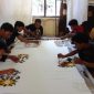 Puluhan pemuda semangat membuat kain batik di ruang pelatihan Pusat Inkubator Wirausaha STKIP Sumenep, Rabu, 09/10/2019. (Farin/ SJ Foto)