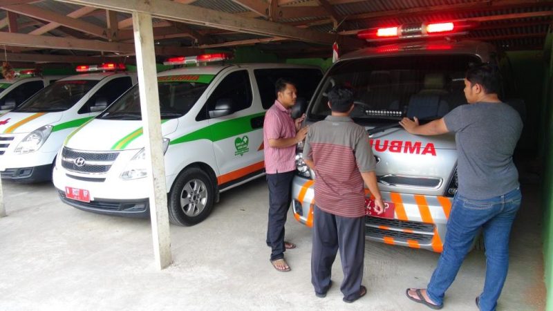 Sopir Ambulan siaga di Pool Ambulance Center RSUD dr. Mohammad Anwar Sumenep, Jawa Timur, Rabu sore, 16/10/2019. (Farin/ SJ Foto)