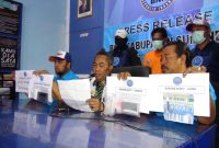 BERANTAS NARKOBA : Bambang Sutrisno, Kepala BNNK Sumenep menunjukkan barang bukti yang disita dari pelaku dalam konferensi pers, Jumat, 18/10/2019. (Didik/ SJ Foto)