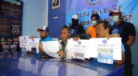 BERANTAS NARKOBA : Bambang Sutrisno, Kepala BNNK Sumenep menunjukkan barang bukti yang disita dari pelaku dalam konferensi pers, Jumat, 18/10/2019. (Didik/ SJ Foto)