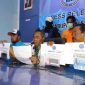 BERANTAS NARKOBA : Bambang Sutrisno, Kepala BNNK Sumenep menunjukkan barang bukti yang disita dari pelaku dalam konferensi pers, Jumat, 18/10/2019. (Didik/ SJ Foto)