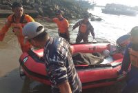 Tim SAR berhasil menemukan jenazah Sarni, pencari kerang yang hilang pada Jumat, 18/10/2019. (Joe/ SJ Foto)