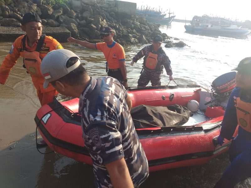 Tim SAR berhasil menemukan jenazah Sarni, pencari kerang yang hilang pada Jumat, 18/10/2019. (Joe/ SJ Foto)