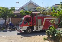 Mobil Pemadam Kebakaran sedang menjinakkan api di Gudang PLN Sumenep. (Farin/ SJ Foto/ dok.)