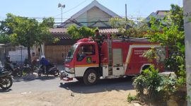 Mobil Pemadam Kebakaran sedang menjinakkan api di Gudang PLN Sumenep. (Farin/ SJ Foto/ dok.)