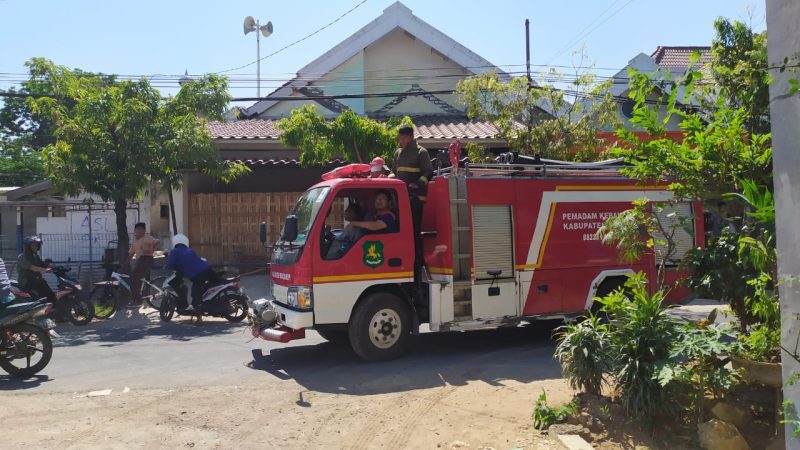 Mobil Pemadam Kebakaran sedang menjinakkan api di Gudang PLN Sumenep. (Farin/ SJ Foto/ dok.)