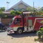 Mobil Pemadam Kebakaran sedang menjinakkan api di Gudang PLN Sumenep. (Farin/ SJ Foto/ dok.)