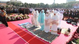 Shalat Istisqa digelar di lapangan Mapolda Jawa Timur, Minggu, 06/10/2019. (Fahmi/ SJ Foto)