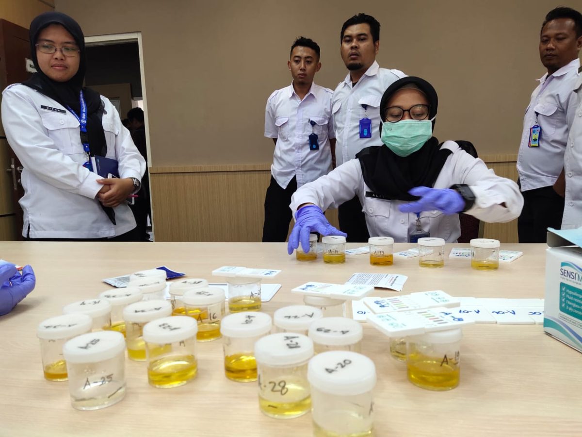 50 Petugas BNNP Jatim jalani tes urine mendadak, Kamis, 10/10/2019. (Joe/ SJ Foto)
