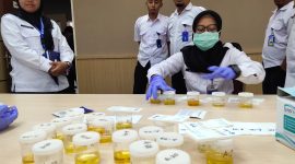 50 Petugas BNNP Jatim jalani tes urine mendadak, Kamis, 10/10/2019. (Joe/ SJ Foto)