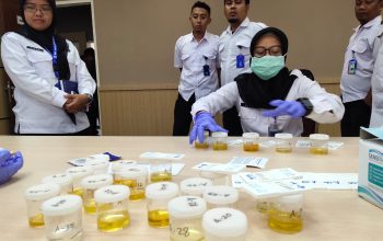 Petugas BNNP Jatim Jalani Tes Urine Mendadak Petugas BNNP Jatim Jalani Tes Urine Mendadak