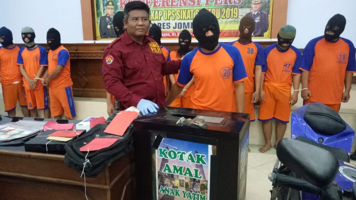 Polisi tunjukkan barang bukti kotak amal masjid yang dibobol pelaku. (Mufid/SJ Foto)