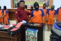 Polisi tunjukkan barang bukti kotak amal masjid yang dibobol pelaku. (Mufid/SJ Foto)