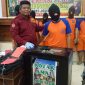 Polisi tunjukkan barang bukti kotak amal masjid yang dibobol pelaku. (Mufid/SJ Foto)