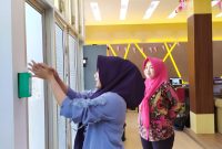 Wajib cuci tangan bagi karyawan, menjadi salah satu cara RSUD Mohammad Anwar Sumenep mencegah dan mengendalikan potensi penularan infeksi di lingkungan rumah sakit. (Farin/SJ Foto)