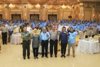 Forkopimda Jawa Timur cangkrukan bersama petani garam. (Fahmi/ SJ Foto/ dok.)