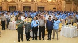 Forkopimda Jawa Timur cangkrukan bersama petani garam. (Fahmi/ SJ Foto/ dok.)