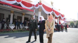 Gubernur Khofifah menjadi inspektur upacara dalam Peringatan Hari Kesaktian Pancasila di Gedung Negara Grahadi, Surabaya, Selasa, 01/10/2019. (Fahri/SJ Foto)