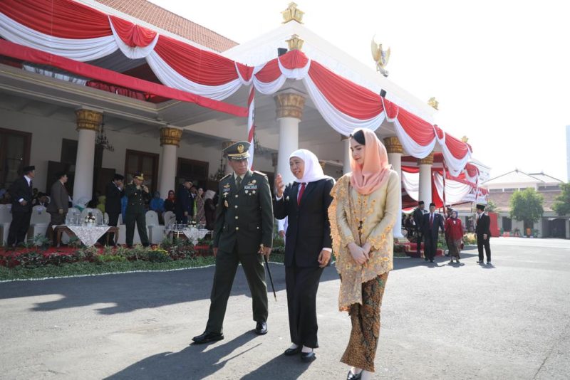 Gubernur Khofifah menjadi inspektur upacara dalam Peringatan Hari Kesaktian Pancasila di Gedung Negara Grahadi, Surabaya, Selasa, 01/10/2019. (Fahri/SJ Foto)
